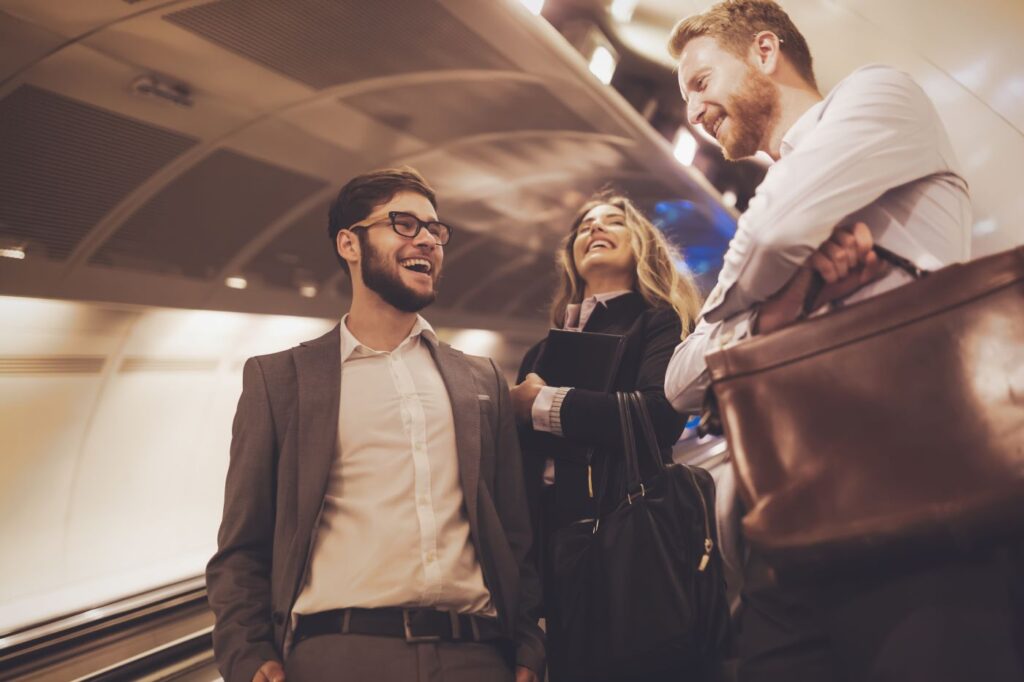 Gruppenreise buchen Reisegruppe in Businesskleidung
