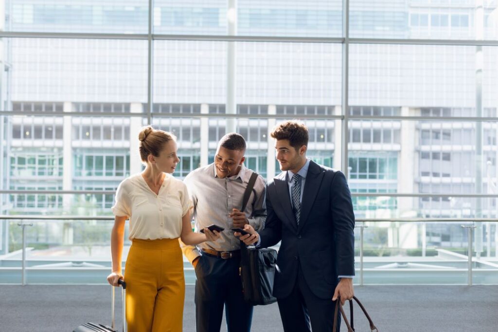 Reisegruppe in Businesskleidung am Flughafen