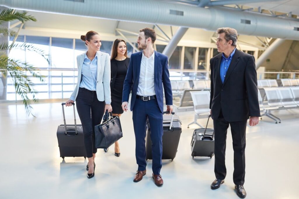 Reisemanagement für Geschäftsreisen Kolleg:innen am Flughafen