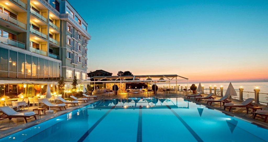 Piscina del hotel junto a la playa