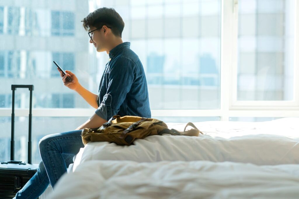 Teammitglied auf Betriebsausflug in einem Hotelzimmer.