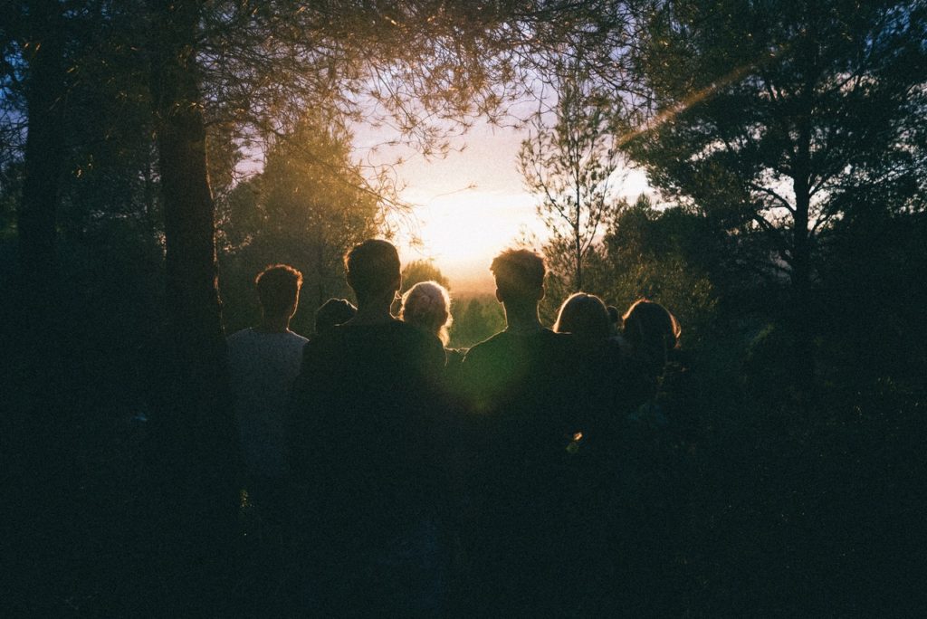 Juntarse con el equipo al atardecer
