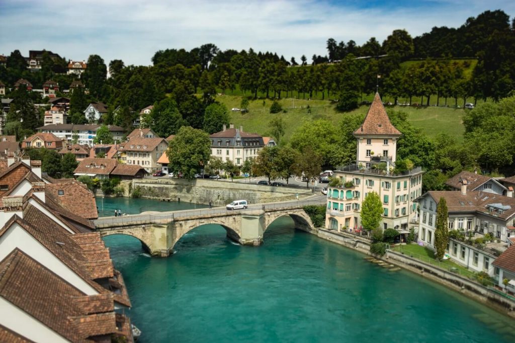 Río en una ciudad suiza