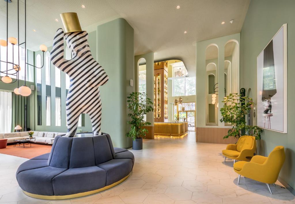 Hotel Barcelo lobby Madrid