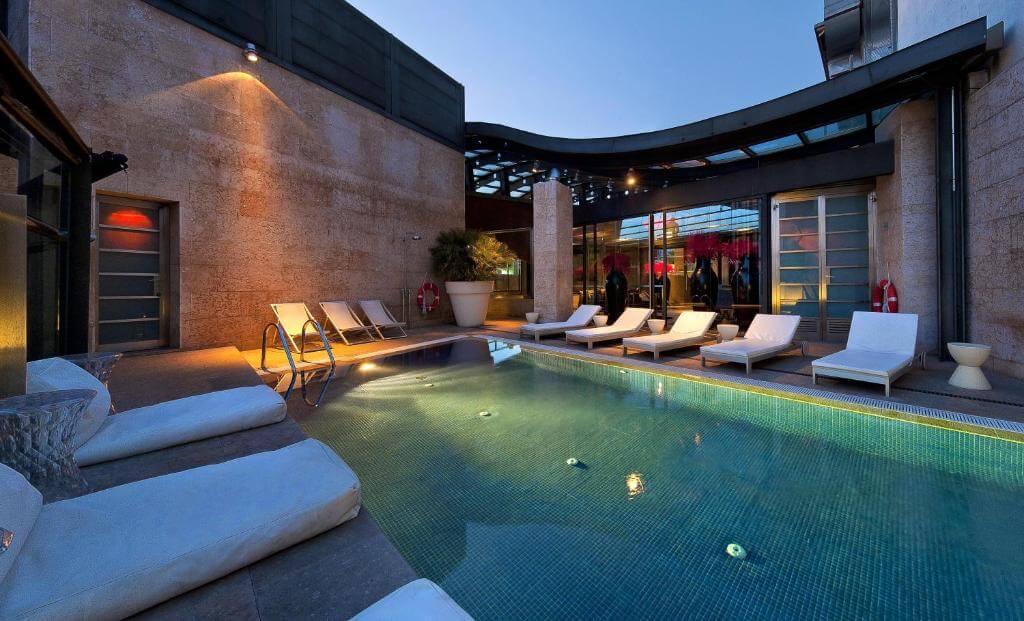 hotel urban pool