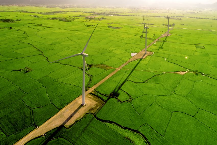 CO2 reduzieren mit erneuerbaren Energien wie Windrädern.