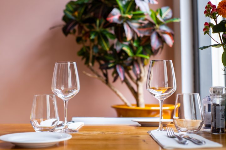 Creating a corporate travel alcohol policy that works for everyone