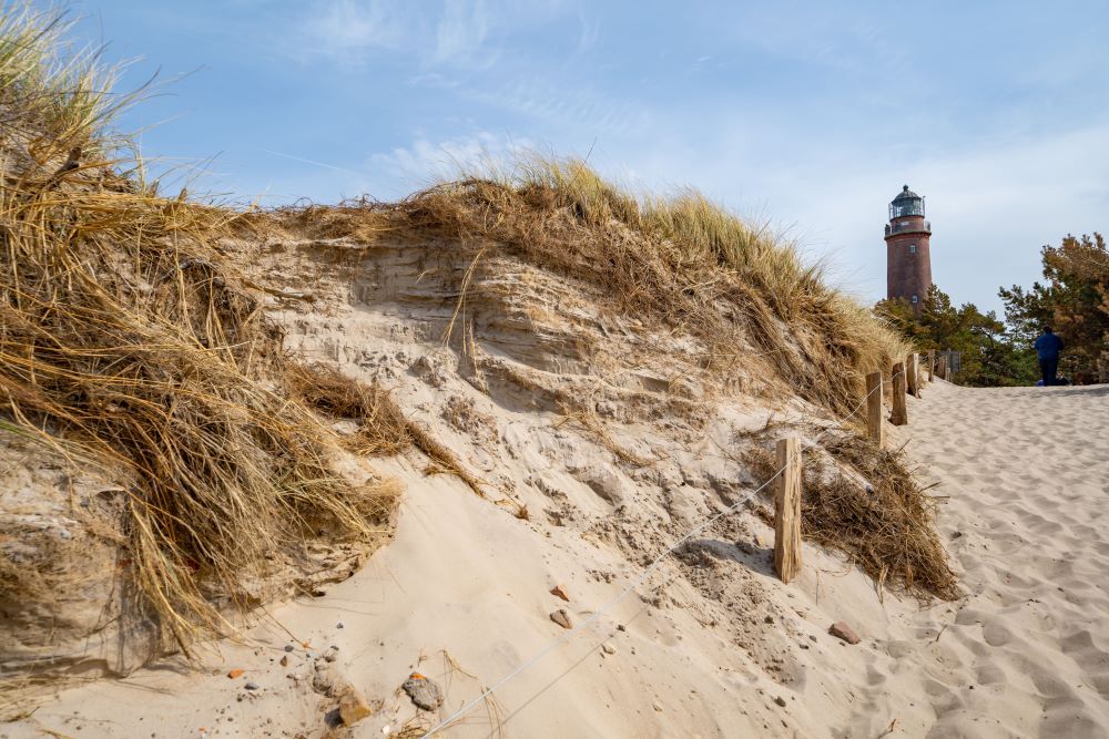 Leuchtturm an einem Strand im Kurgebiet
