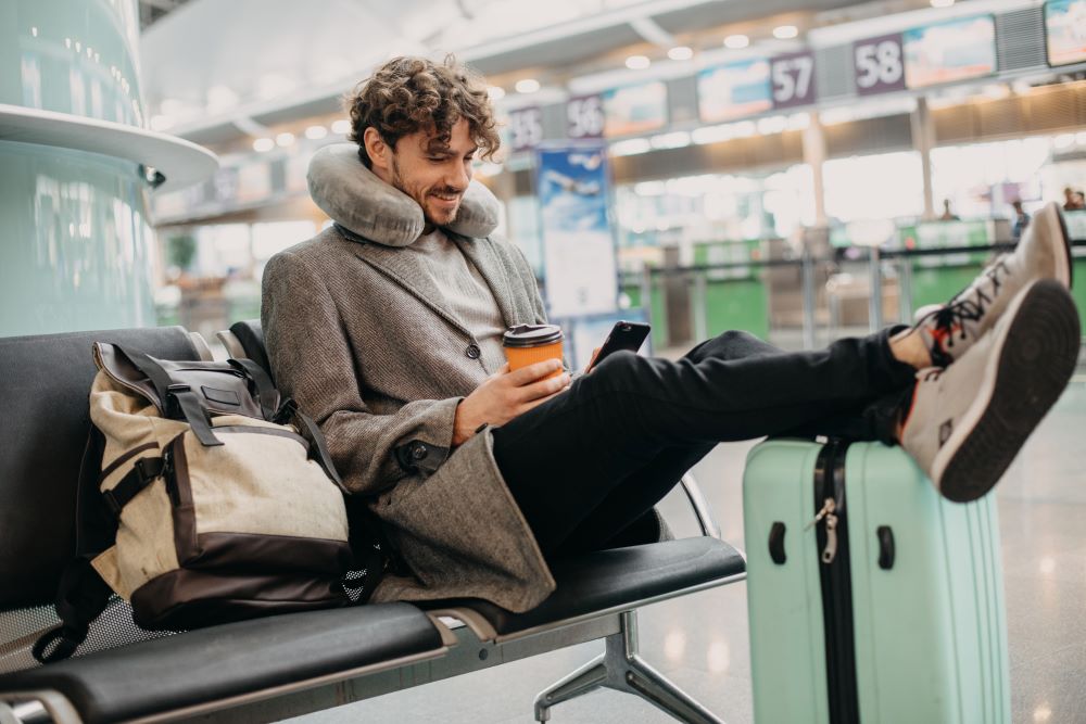 Mann mit Gepäck am Flughafen