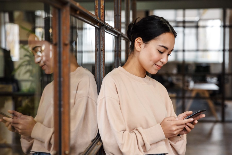 Eine Mitarbeiterin nutzt die Dienstreise-App am Handy