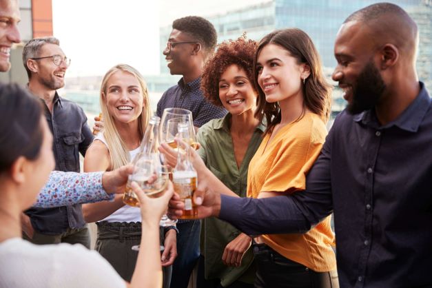 Personengruppe stößt mit Alkohol an.