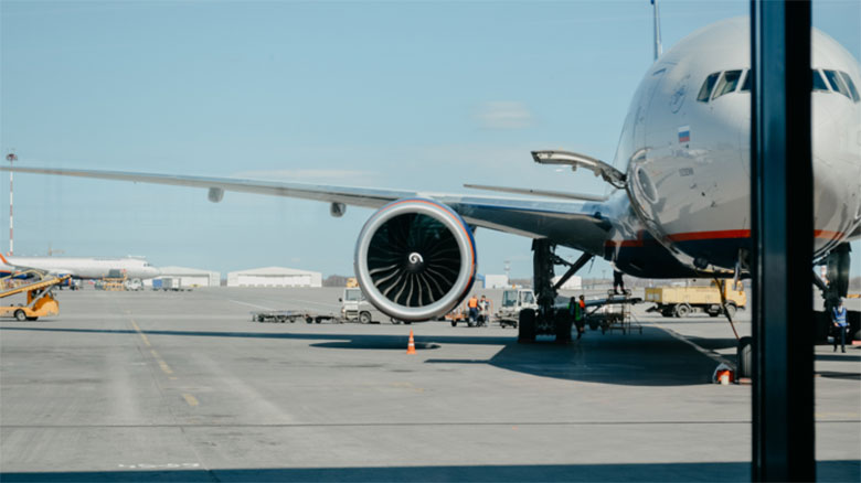 avión en el aeropuerto