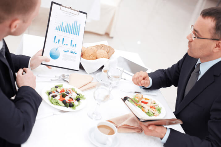 Top 10 tips on how to eat healthy while traveling for work