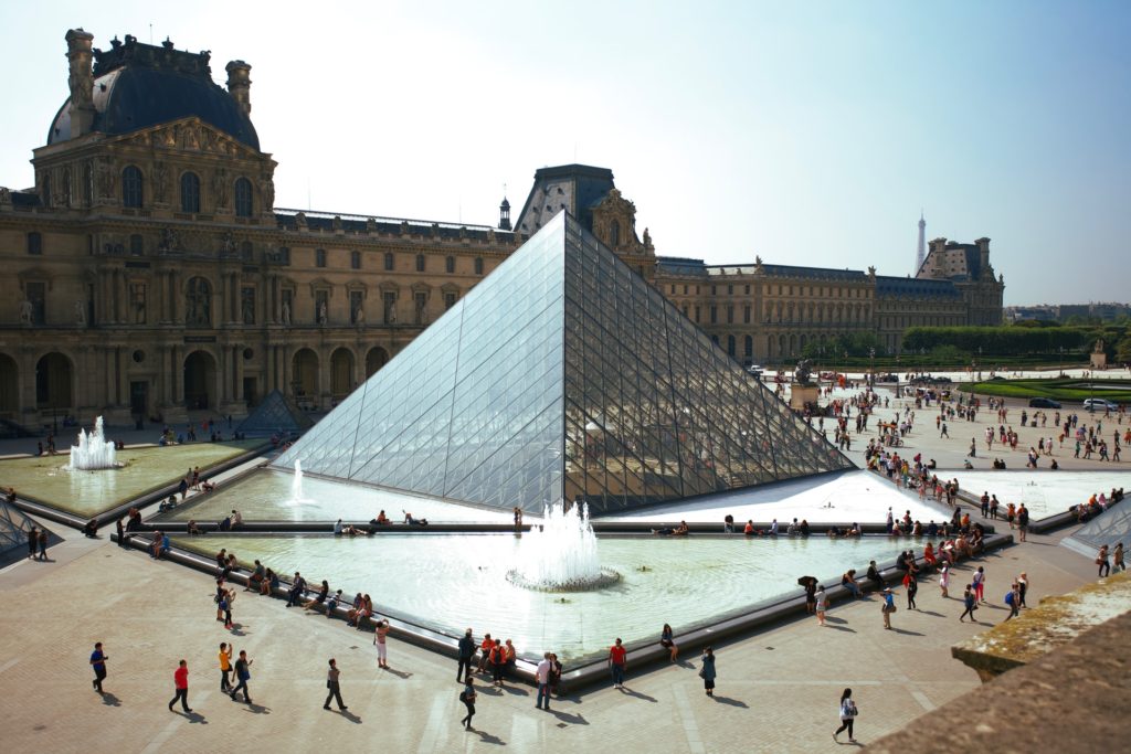 Pirámide del Louvre de París