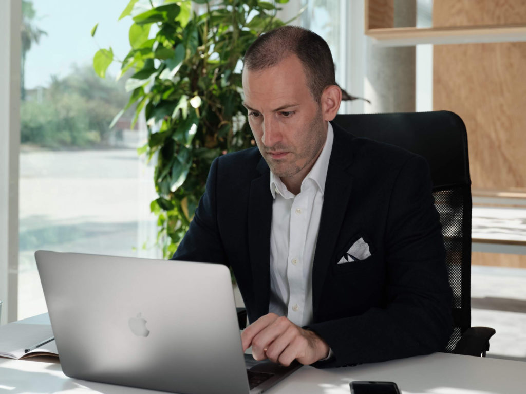 Finanzmanager bei der Überprüfung der Reiserichtlinie