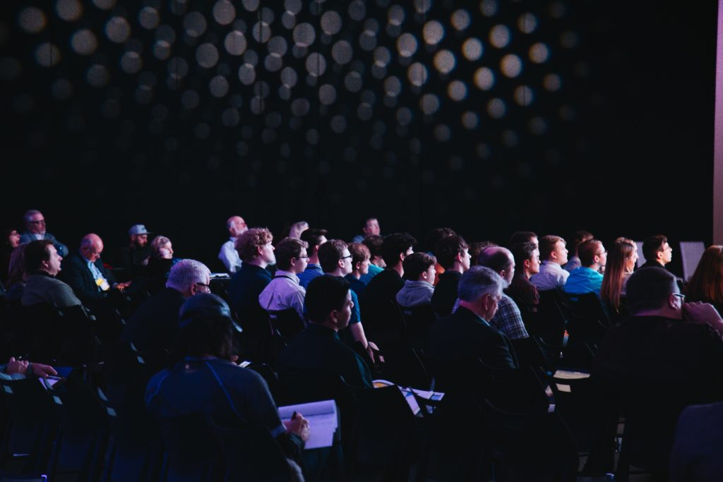 Personas en una sala de conferencias oscura