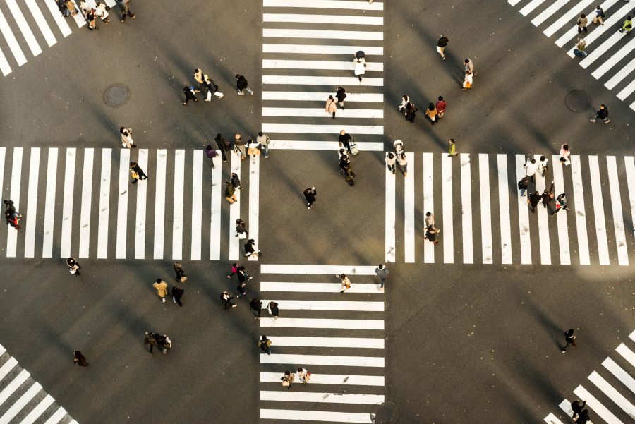 Fußgänger auf mehreren Zebrastreifen an einem Verkehrsknotenpunkt