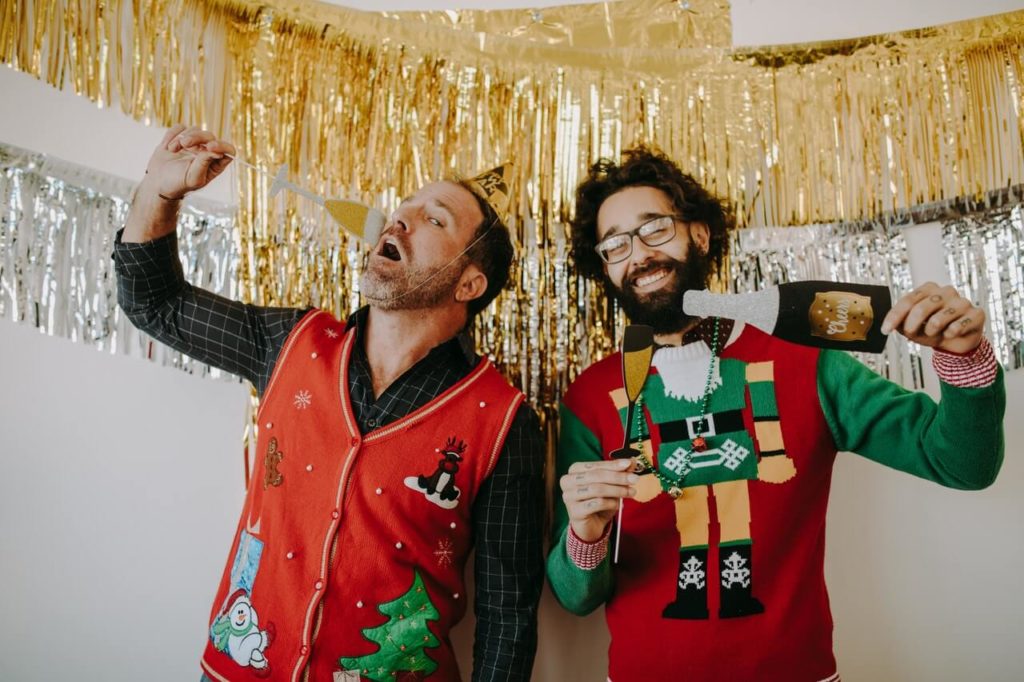 Chicos con feos suéteres navideños