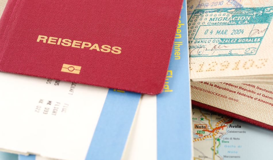 Unterlagen für eine Flugreise: Reisepass und Bordkarten